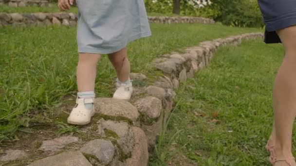 Primer Plano Pequeños Pies Bebé Sandalias Blancas Caminando Por Pasarela — Vídeos de Stock