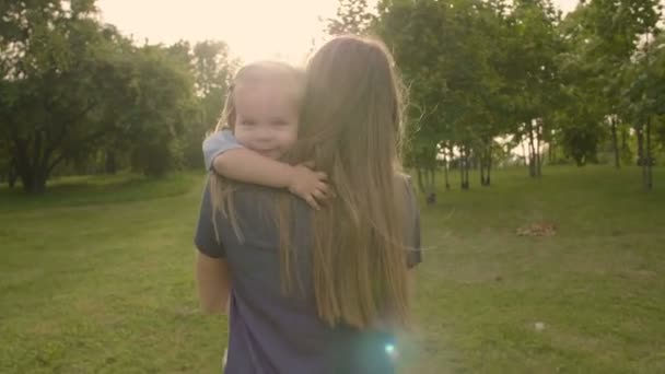 Jovem Mãe Carrega Bebê Cansado Livre Pôr Sol Acalmando Menina — Vídeo de Stock