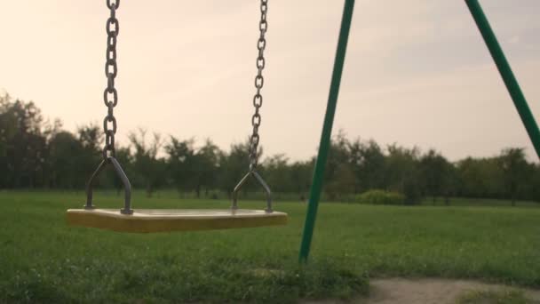 Slow Motion Van Eenzame Swingende Schommels Het Park Zomer Zonsondergang — Stockvideo