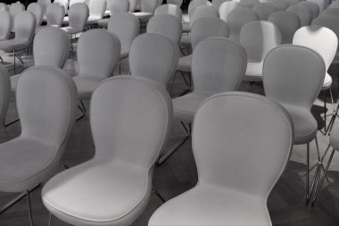 Bazı birden çok satır kitle için beyaz sandalye