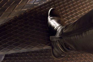 highh ayakkabı metal spiral adımlar üzerinde ayak