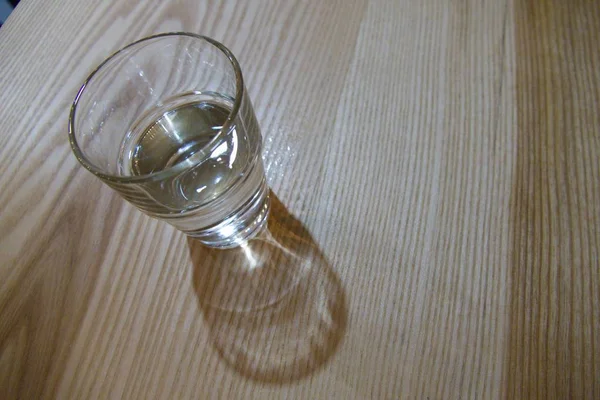 Γυαλί για το νερό σε ένα τραπέζι — Φωτογραφία Αρχείου