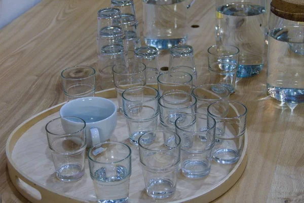 Διαφανές Γυαλί Για Νερό Ένα Τραπέζι — Φωτογραφία Αρχείου