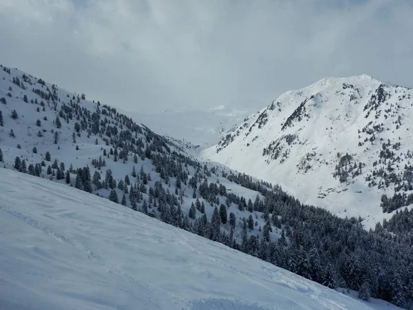 Красивий катання на ковзанах в зимових Альпах — стокове фото