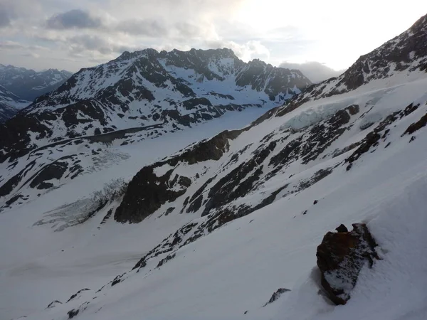 Όμορφη Νωρίς Την Άνοιξη Skitouring Στις Otztal Άλπεις Στην Αυστρία — Φωτογραφία Αρχείου