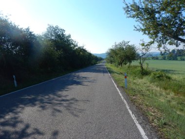 Çek peyzaj boş bir asfalt yol