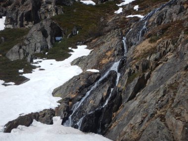 kar çok erken baharda bir dağ dere