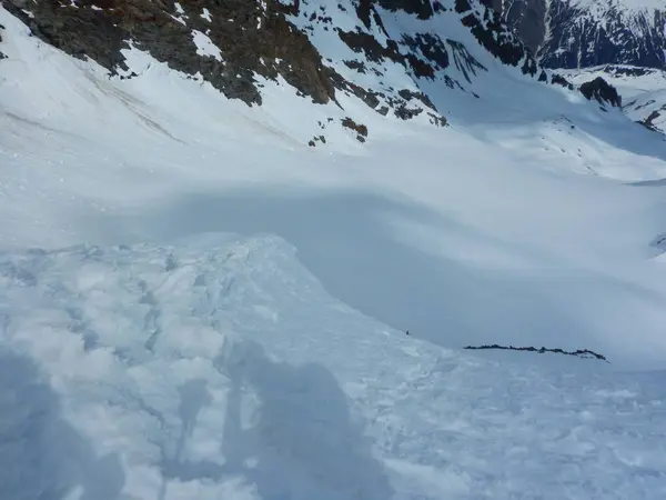 Nieve Con Sombra Montañista Sobre Esquís — Foto de Stock