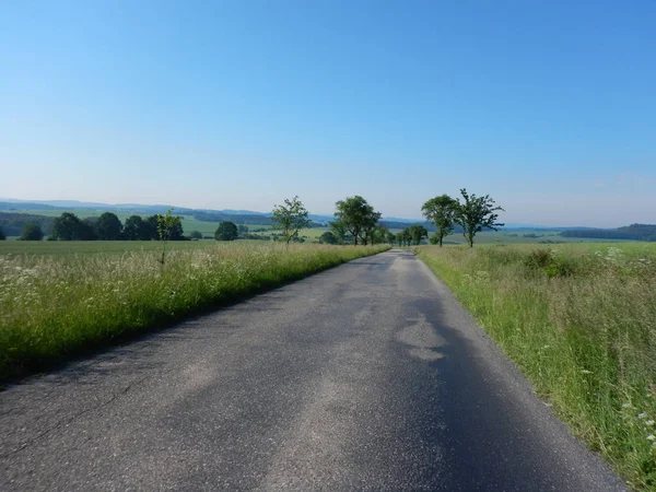 Una Strada Asfaltata Vuota Nel Paesaggio Ceco — Foto Stock