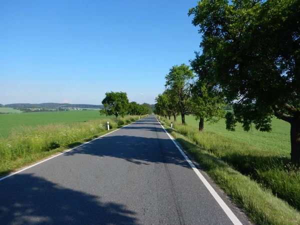 チェコの風景の中の空のアスファルト道路 — ストック写真