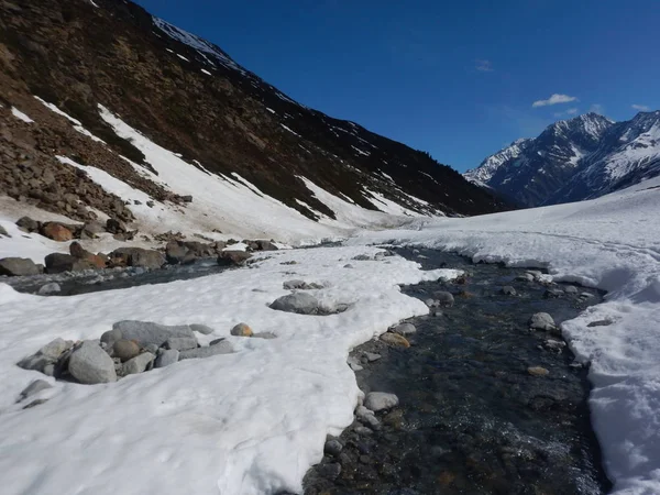 Arroyo Montaña Principios Primavera Con Mucha Nieve — Foto de Stock