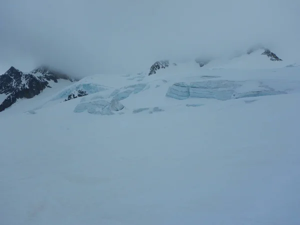Tehlike Crevasses Alplerde Bir Buzulun Üzerinde Seracs — Stok fotoğraf