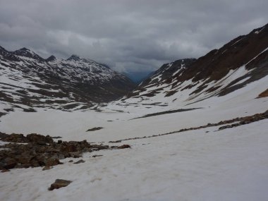 güzel sessiz hala karlı bahar doğa Avusturya Alpleri'nde otztaler