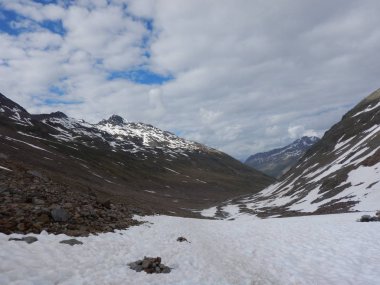 güzel sessiz hala karlı bahar doğa Avusturya Alpleri'nde otztaler