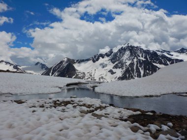 güzel sessiz hala karlı bahar doğa Avusturya Alpleri'nde otztaler