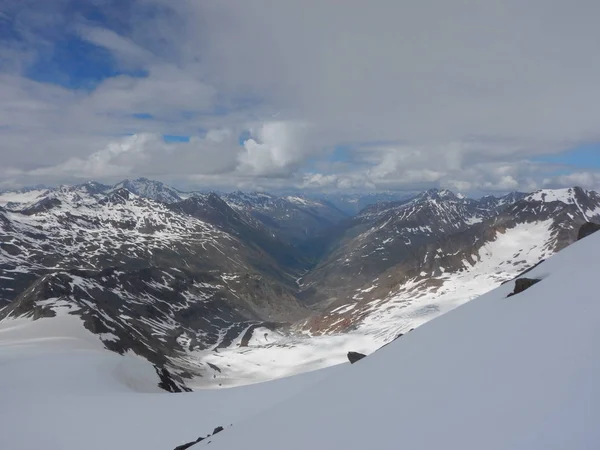 Naturaleza de primavera todavía nevada en los Alpes otztaler — Foto de Stock