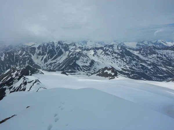 Ακόμα χιονισμένο ανοιξιάτικη φύση στις otztaler Άλπεις — Φωτογραφία Αρχείου