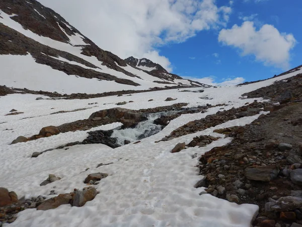 güzel sessiz hala karlı bahar doğa Avusturya Alpleri'nde otztaler