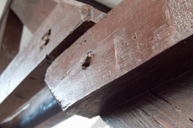 tavan çatı altında bir iç ahşap kiriş detay