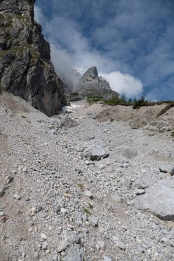 bir baeutiful bahar dağ dağ doğa taşlarla