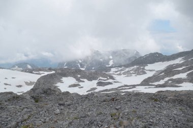 bir baeutiful bahar dağ dağ doğa taşlarla