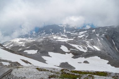 bir baeutiful bahar dağ dağ doğa taşlarla
