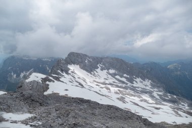 bir baeutiful bahar dağ dağ doğa taşlarla