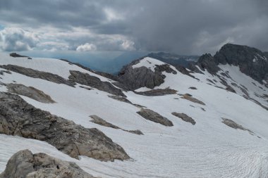 bir baeutiful bahar dağ dağ doğa taşlarla