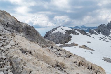 bir baeutiful bahar dağ dağ doğa taşlarla