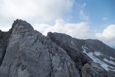 bir baeutiful bahar dağ dağ doğa taşlarla