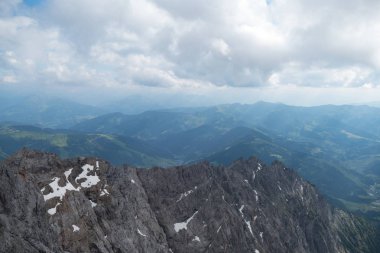 bir baeutiful bahar dağ dağ doğa taşlarla
