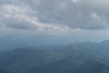 bir baeutiful bahar dağ dağ doğa taşlarla