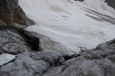 bir baeutiful bahar dağ dağ doğa taşlarla