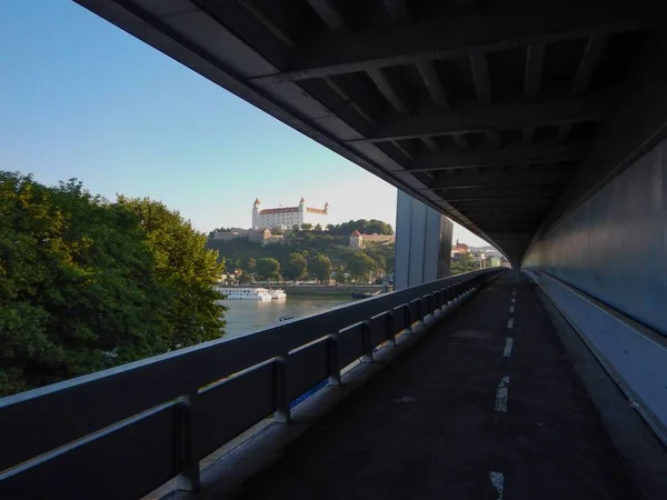 Знаменитый Замок Брайславы Моста Велосипедной Дорожки — стоковое фото