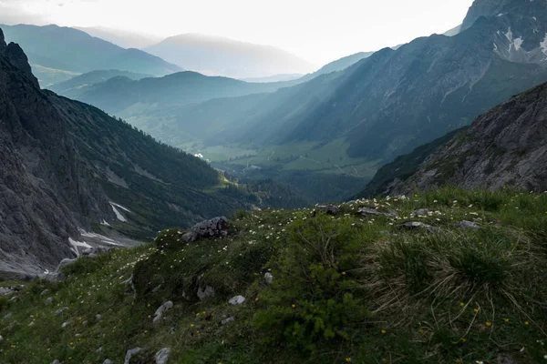 Eine Herrliche Frühlingshafte Alpine Natur Mit Felsen — Stockfoto