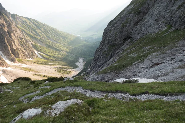 Een Baeutiful Voorjaar Alpine Bergnatuur Met Rotsen — Stockfoto