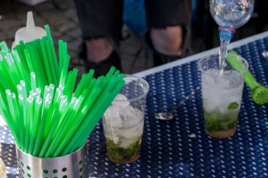 Barmen yeşil saman ile bir içki hazırlama