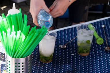 Barmen yeşil saman ile bir içki hazırlama