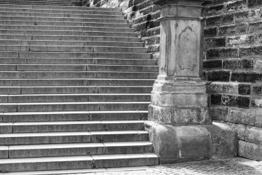 siyah beyaz eski taş merdiven bir blok duvar ile