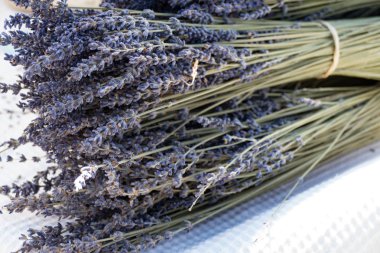 piyasada kurutulmuş Lavanta Mavi bir demet