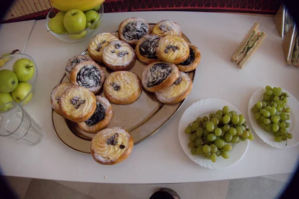 Einfache Erfrischung Mit Trauben Und Kuchen — Stockfoto