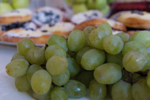 Nourriture Rafraîchissement Simple Avec Raisins Gâteaux — Photo