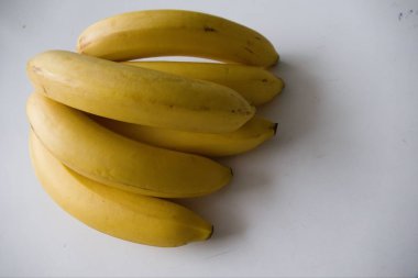 bir demet taze sarı lezzetli muz