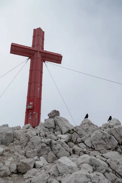 格罗瑟 Priel 的顶部与一个大红十字在手提包 Gebirge 在奥地利阿尔卑斯 — 图库照片