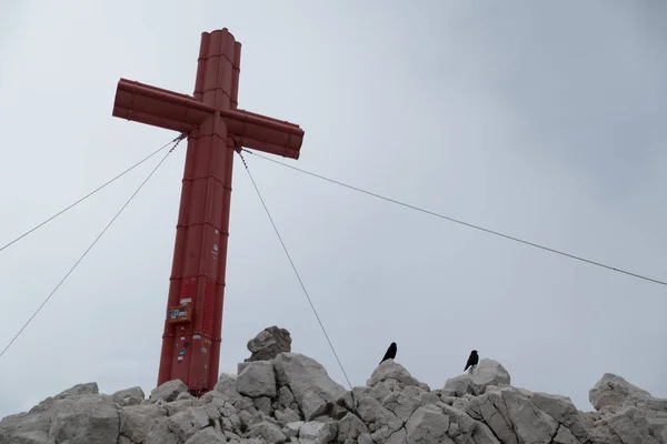 格罗瑟 Priel 的顶部与一个大红十字在手提包 Gebirge 在奥地利阿尔卑斯 — 图库照片