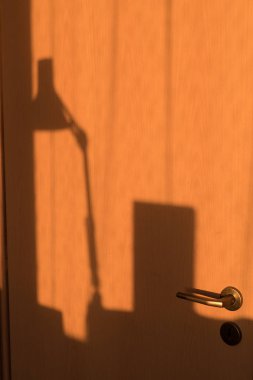 bir lemp ahşap bir kapı üzerinde bir gölge