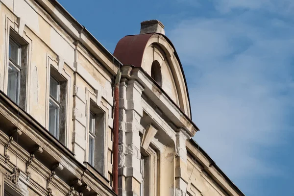 Detalhe Uma Janela Telhado Uma Velha Casa Praga Czechia — Fotografia de Stock