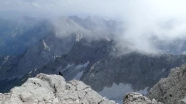 Gebirge 'deki daha iğrenç bir yerde dağcılık.