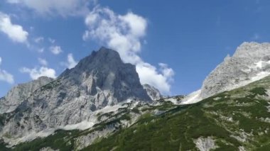 Gebirge dağ manzarası ile chamois totes