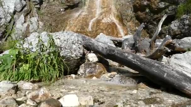 Водопад Клинсерфолл Сумме Gebirge — стоковое видео